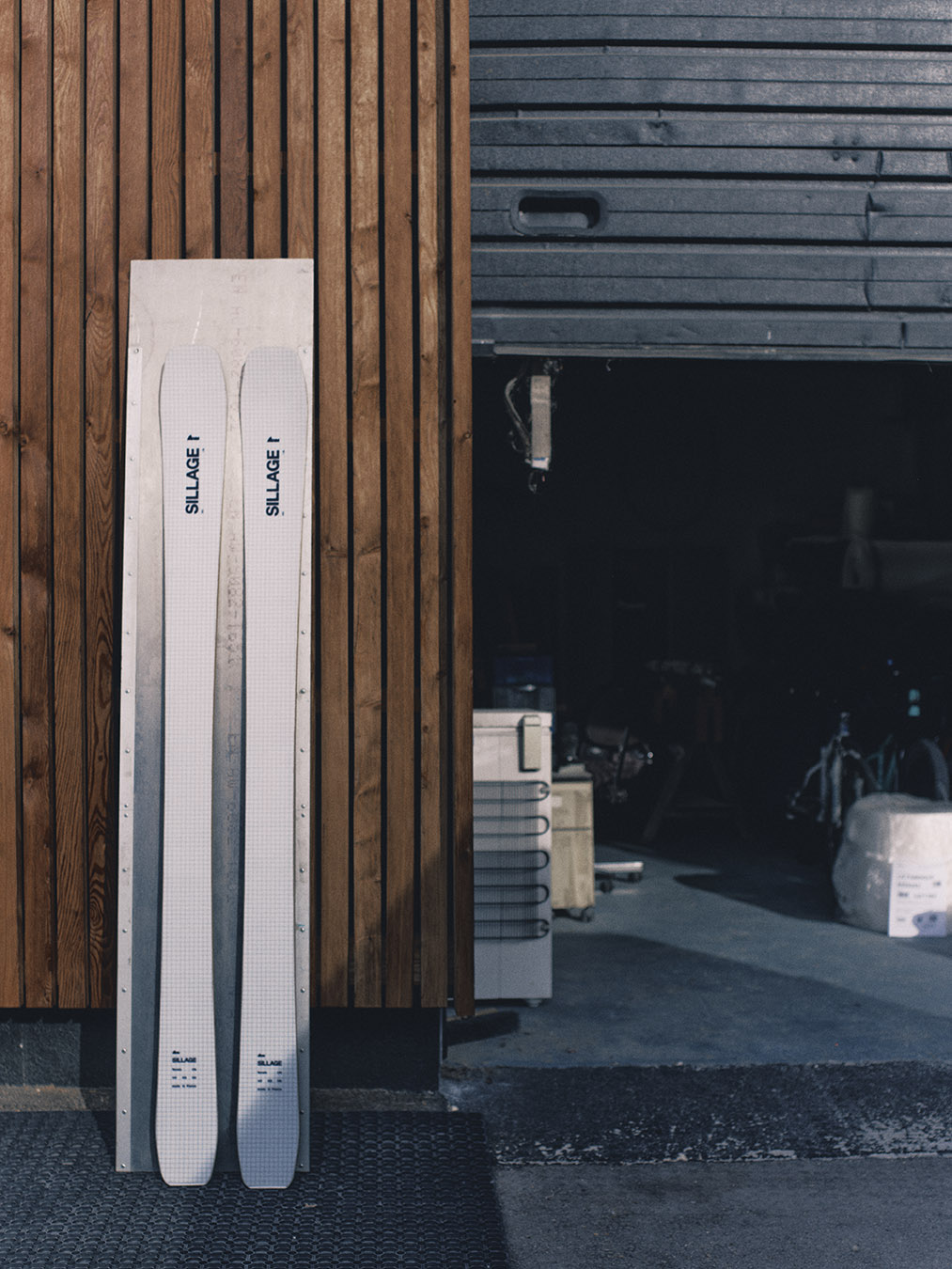 Une paire de skis Sillage posée devant l'atelier de Villard-de-Lans