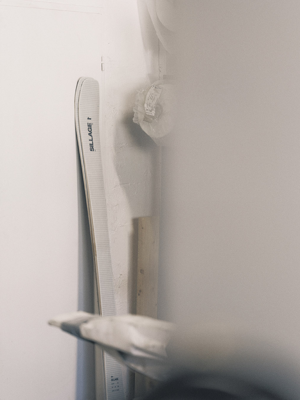 Ski en cours de contrôle à l'atelier
