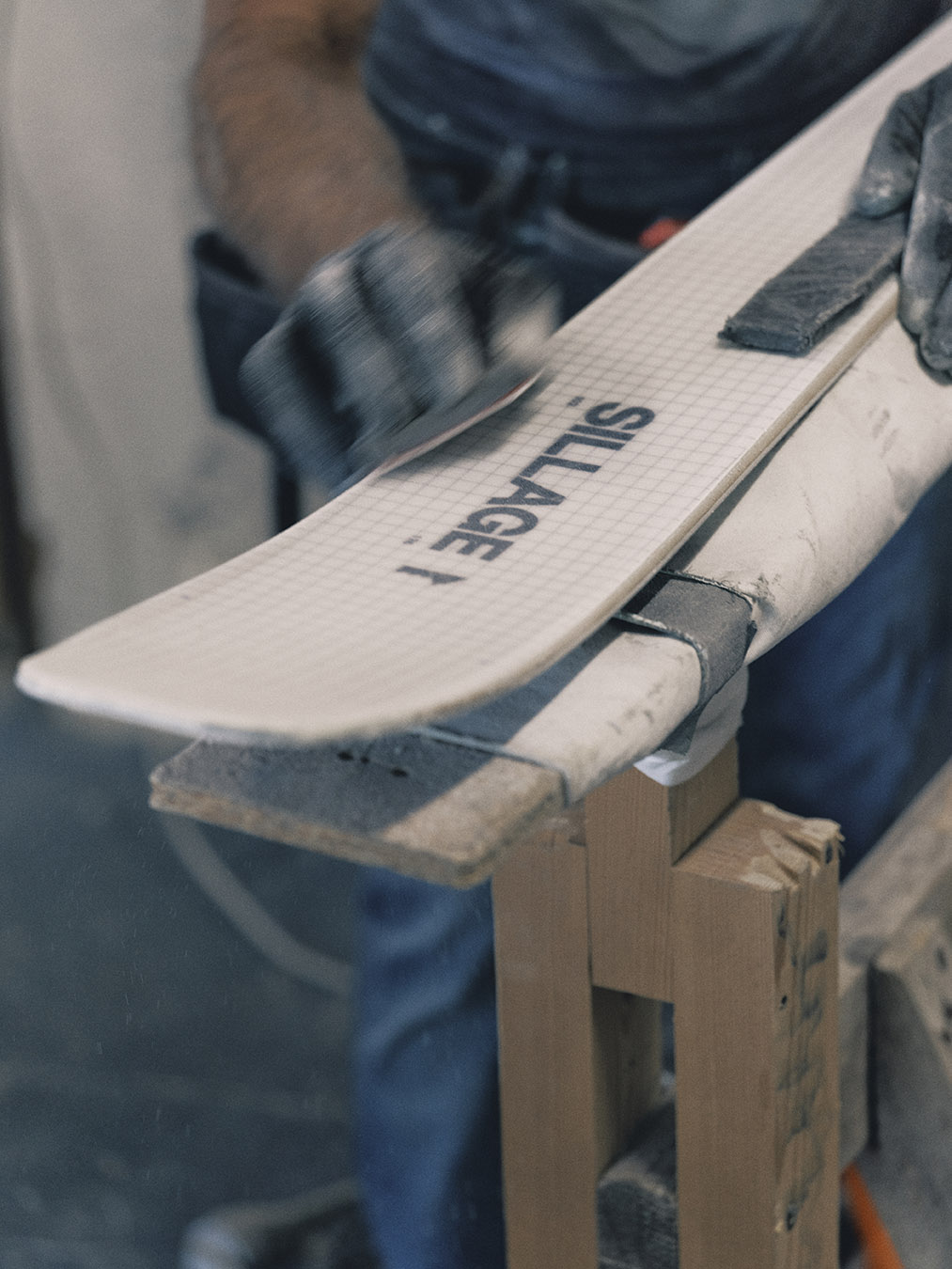 Ski en cours de finition sur son support à l'atelier