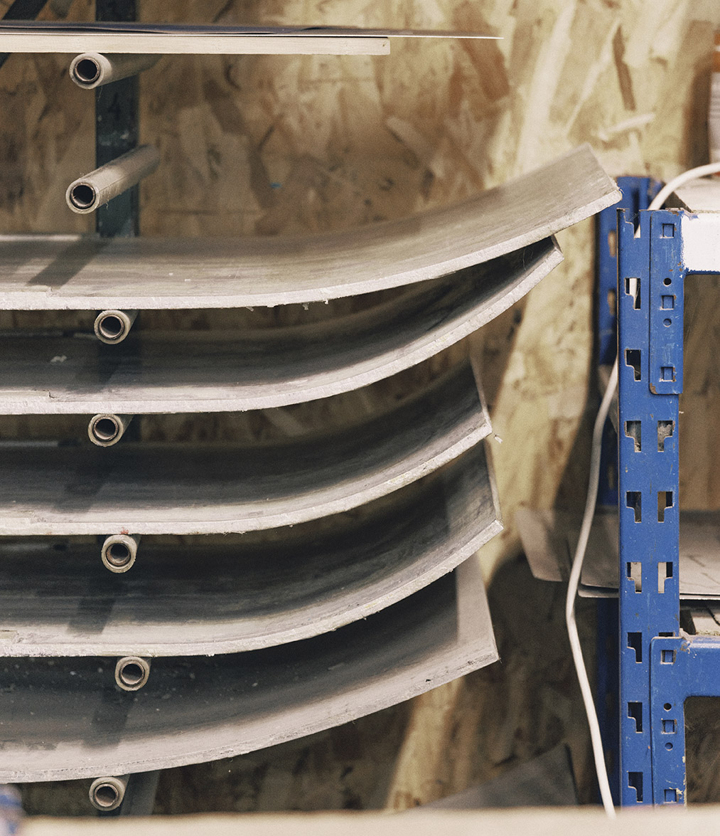 Moules de fabrication rangés sur leur rack