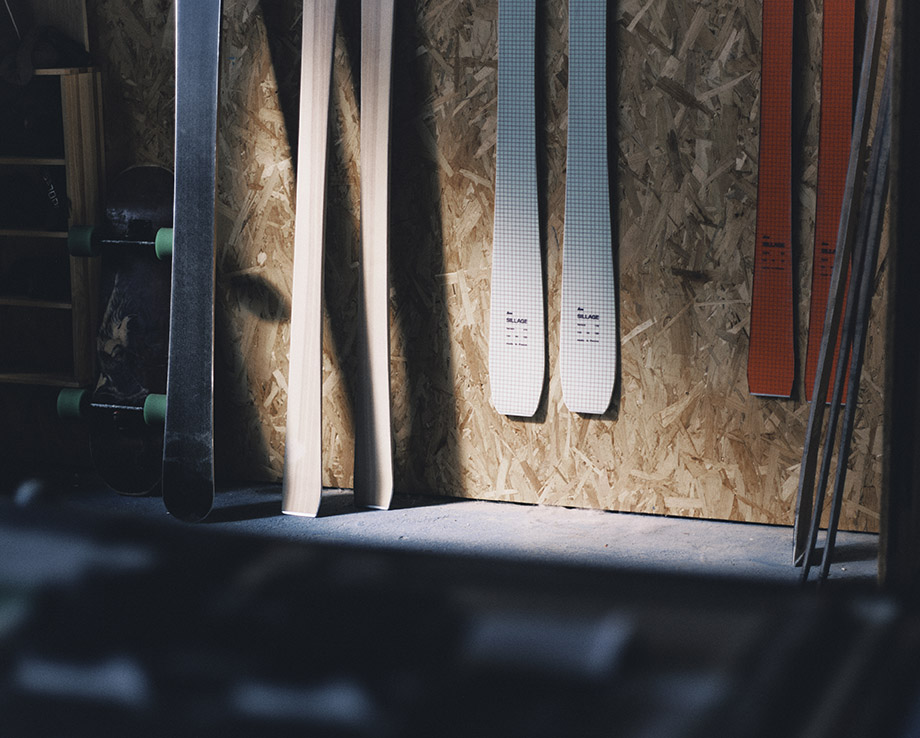 Skis rangés dans l'atelier