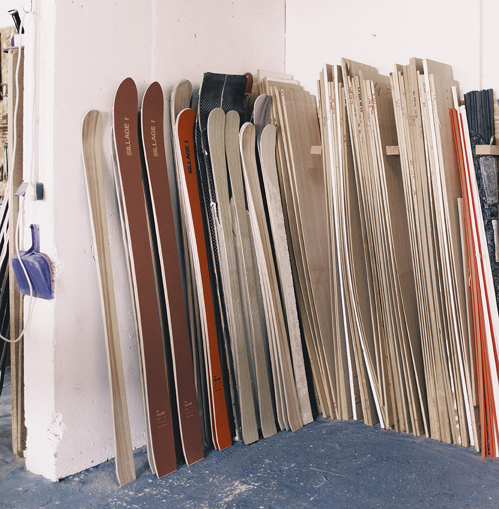 Noyaux bois de skis alignés à l'atelier