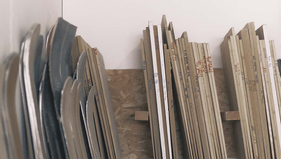 Noyaux de skis rangés à l'atelier