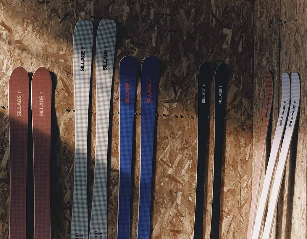 Skis Sillage alignés à l'atelier