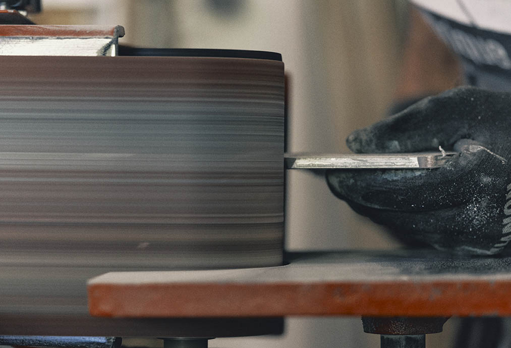 Affûtage d'une carre à l'atelier